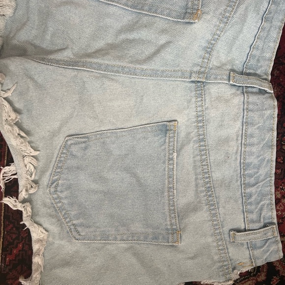 Distressed jeans shorts. Size US 29 - Picture 2 of 4